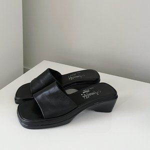 Vintage Amalfi by Rangoni Black Leather Sandals